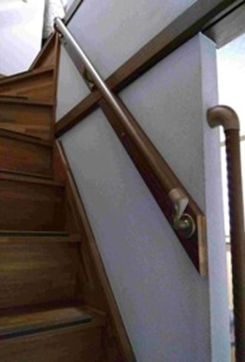 階段昇降を安全にする手すり